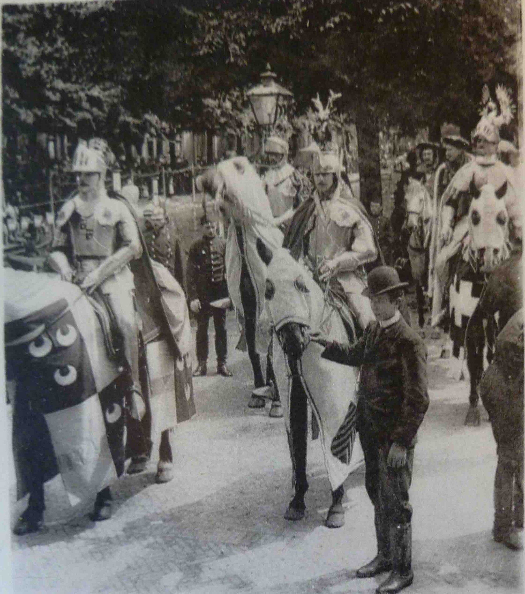 Maskerade Leiden, 19 juni 1900 - pal onder de lantaarn Julius Eltzbachter als Jan van Brederode